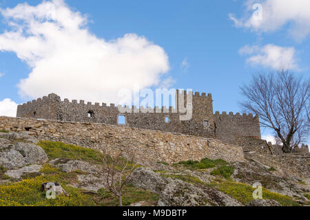 L' antico castello di montanchez, Estremadura, Spagna, liberamente accessibile ai turisti, è situato sulla cima di una montagna e offre una bellissima vista panoramica Foto Stock