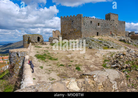 L' antico castello di montanchez, Estremadura, Spagna, liberamente accessibile ai turisti, è situato sulla cima di una montagna e offre una bellissima vista panoramica Foto Stock