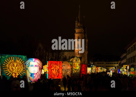 Muensterplatz, Basilea, Svizzera - Febbraio 20th, 2018. Il Carnevale di Basilea. Belle lanterne illuminato di fronte al Basilea minster Foto Stock