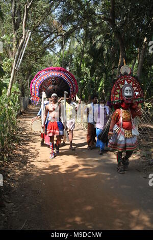 Puthan e thira,un ritualismo forma d'arte del Kerala,durante un festival tempio.it rappresenta il signore Shiva e kali Foto Stock