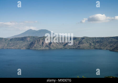 Vista panoramica della Laguna de Apoyo con vulcano Mombacho visibile sulla sinistra - Nicaragua america centrale Foto Stock