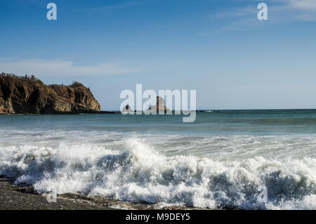 Bellissimo Oceano Pacifico schiantarsi intorno alla mitica formazione di roccia su Playa Ocotal e sulla costa occidentale del Nicaragua Foto Stock