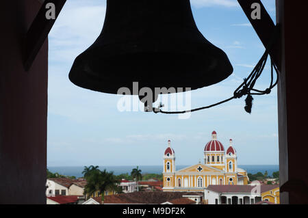 Vista di Nostra Signora di La Cattedrale dell Assunzione da Iglesia la Merced chiesa torre campanaria in Granada, Nicaragua Foto Stock