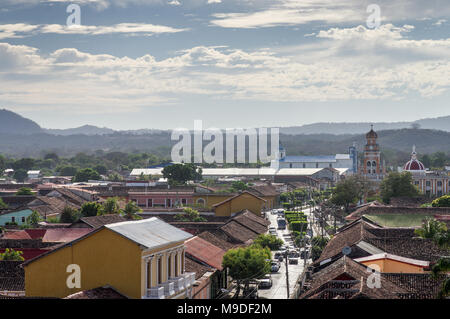 Vista della parte occidentale della città di Granada e Chiesa Xalteva da Iglesia La Merced chiesa torre campanaria - Nicaragua america centrale Foto Stock