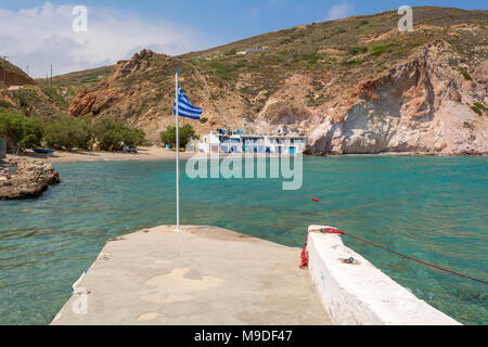 Porto di pesca e una spiaggia con incredibile acqua blu in Firopotamos Bay. Milos, Cicladi, Grecia Foto Stock