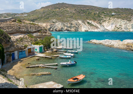 Tradizionale Greco per barche ormeggiate in Mandrakia village. Isola di Milos, Grecia. Foto Stock