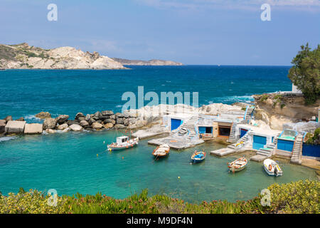 Tradizionale Greco per barche ormeggiate in Mandrakia village. Isola di Milos, Grecia. Foto Stock