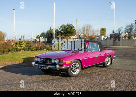 1973 anni '70 rosso isolato TRIONFO STAG 2997cc benzina Supercar Nord-Ovest evento Supercar come anni '70 auto e turisti arrivano nella località costiera in una calda giornata di primavera. Le auto sono da paraurti a paraurti sulla spianata fronte mare, mentre gli appassionati di auto d'epoca e classica approfittano del caldo per una giornata in auto. Foto Stock