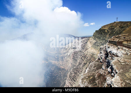 Fumo proveniente dal Stantiago cratere del Vulcano Masaya in Nicaragua Foto Stock