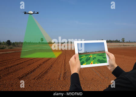 Drone per agricoltura, drone utilizzare per vari campi come analisi di ricerca, sicurezza,salvataggio, terreno la tecnologia di scansione, monitoraggio di idratazione del suolo ,yie Foto Stock