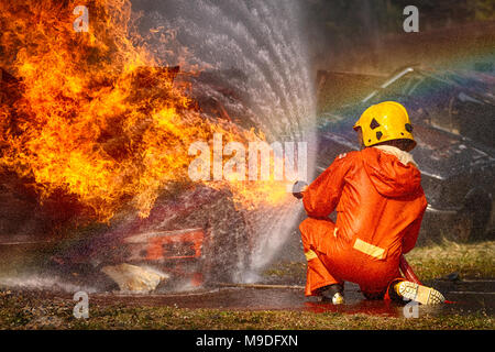 I vigili del fuoco la spruzzatura di acqua ad alta pressione per il fuoco, formazione antincendio Foto Stock