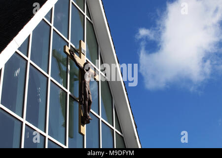 Il crocifisso sulla parte anteriore della St Margaret chiesa RC in Edinburgh insieme contro un luminoso cielo blu Foto Stock