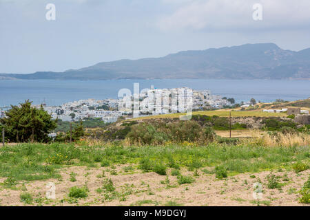 Vista di Adamas, porto principale di Isola di Milos. Cyclades Grecia. Foto Stock