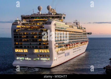 P&O NAVE DA CROCIERA Azura lasciando Basseterre su Saint Kitts come il sole scende in una serata calda Foto Stock