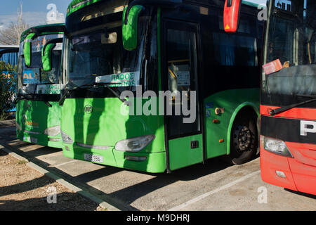 Intercity allenatori della Karvella bus stazione di interscambio, distretto di Paphos, Cipro, Mediterraneo, Europa Foto Stock