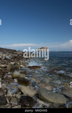 Spiaggia rocciosa nei pressi di Afrodite vasca da bagno sulla penisola di Akamas area di bellezza naturale, distretto di Paphos, Cipro, Mediterraneo, Europa Foto Stock