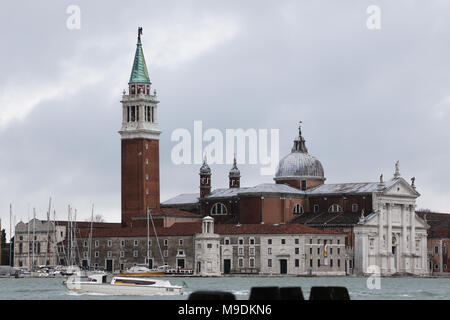 L'Isola di San Giorgio Maggiore, con la sua chiesa principale di San Giorgio Maggiore si trova nella baia vista da Piazza San Marco a Venezia, Italia Foto Stock