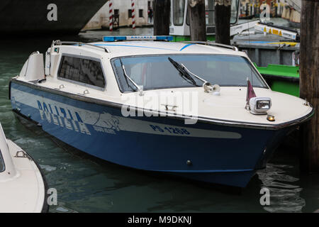 Una barca di polizia si siede sul Canal Grande dal Ponte di Rialto di Venezia, Italia Foto Stock