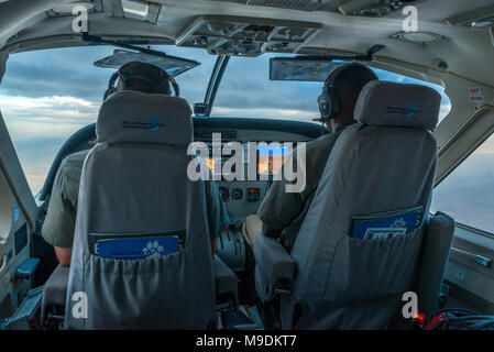 Il Cockpit vista di lato un Cessna 208 Caravan in volo sopra il Serengeti, Tanzania Africa. Foto Stock