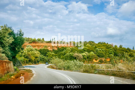 Strada nella primavera del paesaggio in Laconia, Peloponneso, Grecia. Foto Stock