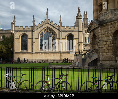 Vista di tutte le anime College oltre la Radcliffe Camera Library, Oxford Foto Stock