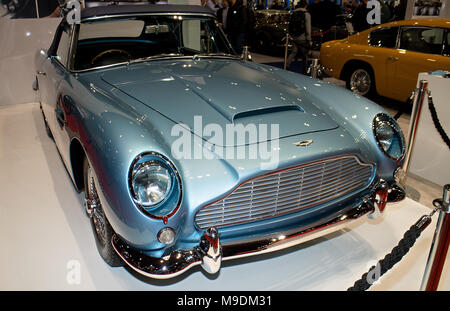 Una perla caraibica - colorate 1963 Aston Martin DB5 convertibili in London Classic Car Show 2018 Foto Stock