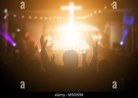 I cristiani ad alzare la mano in lode e adorazione a una notte concerto di musica. Eucaristia terapia benedire Dio aiutando pentirsi cattolica la quaresima pasqua mente Pr Foto Stock