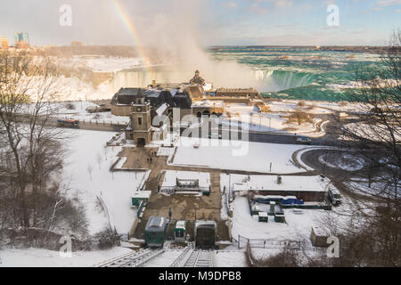 Cascate del Niagara dal di sopra in inverno con rainbow con elevato punto di vista Foto Stock