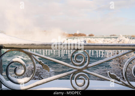 Ghiaccioli sul mancorrente a Niagara Falls, Canada, cade in background Foto Stock