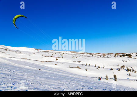 Uomo 42,779.01070 kite boarding con un giallo e nero vela sul Monte Cofano, vicino al Governo Camp, Oregon, Stati Uniti d'America Foto Stock