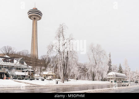 Alberi congelati in Queen Victoria Park, le Cascate del Niagara con la Torre Skylon in background Foto Stock