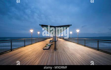 Boscombe Pier, Boscombe, Dorset, Regno Unito durante le ore di colore blu appena dopo il tramonto. Foto Stock