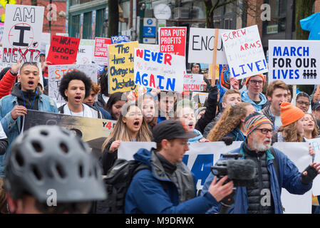 Seattle Washington, 24 marzo 2018 il mese di marzo per la nostra vita rally con molti studenti, bambini, giovani, bambini, famiglie, genitori e sostenitori canto. Foto Stock