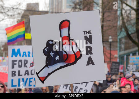 Seattle Washington, 24 marzo 2018 il mese di marzo per la nostra vita rally con molti studenti, bambini, giovani, bambini, famiglie, il segno con il dito medio alle ANR. Foto Stock