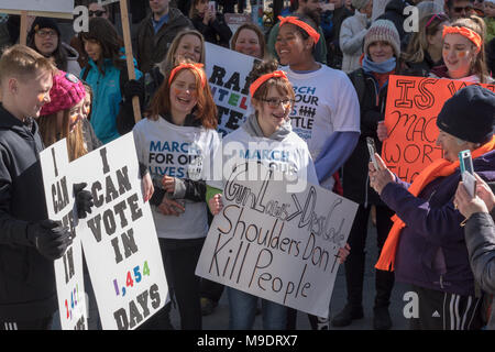 Seattle Washington, 24 marzo 2018 il mese di marzo per la nostra vita rally con molti studenti, bambini, giovani, bambini, famiglie, tenendo i loro segni di protesta. Foto Stock