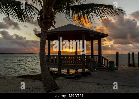 La mattina presto sunrise delle Bahamas con splendidi colorato alto contrasto cielo con le nuvole colorate Foto Stock