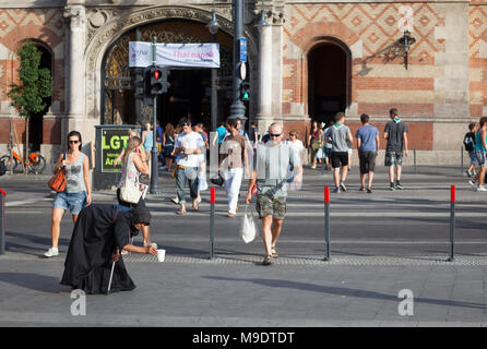 Gggar femminile zingara per le strade di Budapest in estate Ungheria Foto Stock