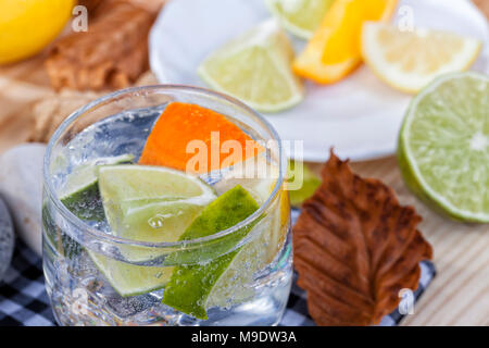 Cocktail fatti in casa con gli agrumi in coppa di vetro trasparente con bere il CIEM e bolle. Foto Stock