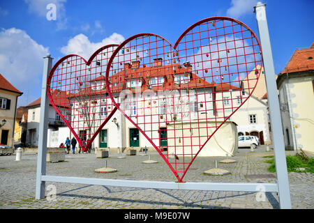 Amore scultura a forma di cuore con serrature Foto Stock