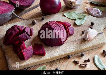 Fette di barbabietole rosse su un tagliere - preparazione di barbabietole fermentato (barbabietole kvass) Foto Stock