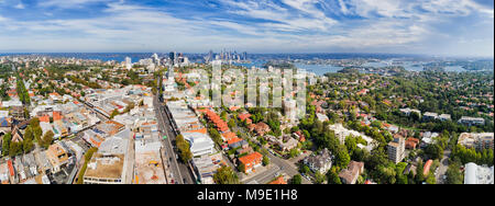 Lontana città di Sydney CBD e North Sydney sulle rive del porto di ampio panorama dell'antenna dal locale residenziale della North Shore inferiore sobborgo Crows Nest su un Foto Stock