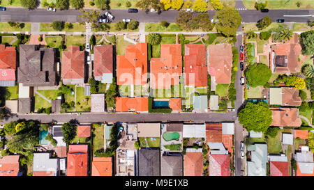 Bella la geometria della moderna vita locale sobborgo di Chatswood in Sydney North Shore in overhead antenna vista sui tetti delle case, cortili, piscine e parke Foto Stock