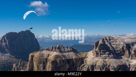 Parapendio, parapendio sopra il gruppo del Sella, Torri del Sella e Piz boe, Dolomiti, Val di Fassa, Provincia del Trentino, Italia Foto Stock