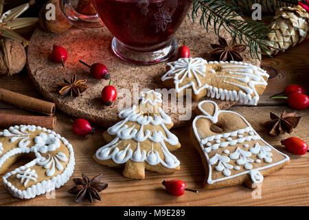 Natale decorati gingerbread cookies con una tazza di rose hip tea in background Foto Stock