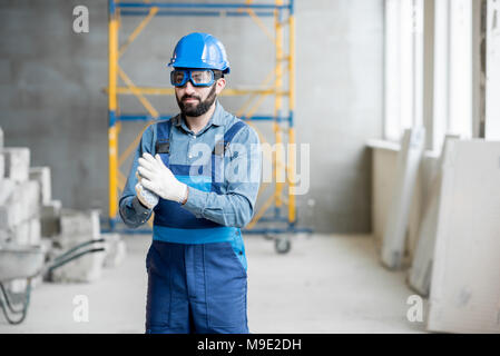 Builder in uniforme in ambienti interni Foto Stock