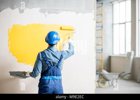 Workamn muro dipinto in ambienti interni Foto Stock