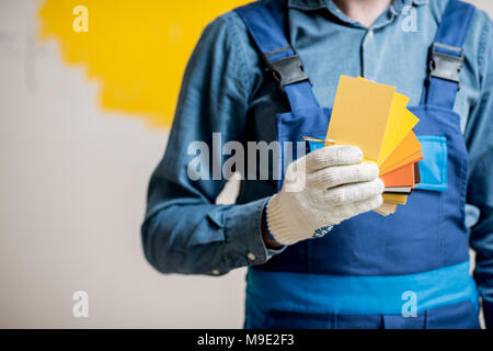 Pittore con campioni di colore in interni Foto Stock