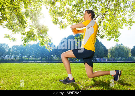 Giovane atleta esegue il passo lungo affondo in avanti Foto Stock