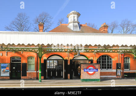 Barkingside, Ilford, Essex, Regno Unito - Febbraio, 16, 2018: Piattaforma vista di Barkingside stazione della metropolitana, preso dall'Oriente piattaforma legato di stazio Foto Stock