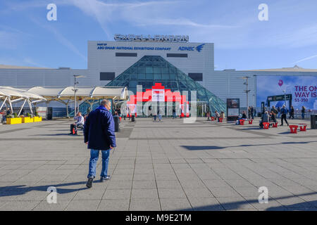 London, Regno Unito - 16 Febbraio 2018: vista posteriore dell uomo a camminare verso l'entrata del centro esposizioni Excel a Royal Docks, Londra. Foto Stock